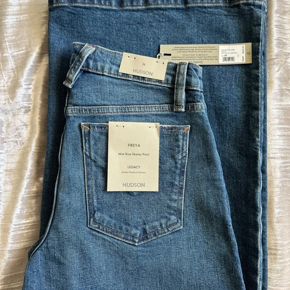 HUDSON Women's Freya Mid-Rise Skater Jean - Picture 5 of 7